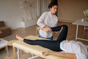 Gardez vos jambes légères en voyage avec la pressothérapie